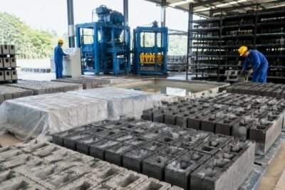 Concrete blocks arranged in rows undergoing different curing processes